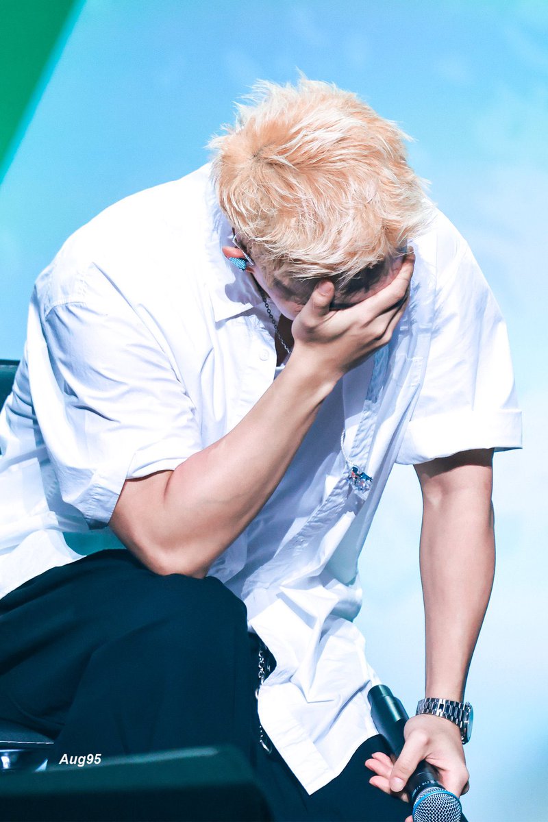 aboutscoups's tweet photo. seungcheol’s tan from hawaii suits him https://t.co/DvgzAxCU5r