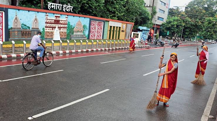 "स्वच्छता सिर्फ आदत नहीं, पहचान बन जाए तो शहर इंदौर बनता है।"
इंदौर ने फिर रचा इतिहास!
लगातार 8वीं बार बना भारत का सबसे स्वच्छ शहर 🇮🇳✨
सभी देवदूत स्वच्छता प्रहरियों को सादर प्रणाम 🙏

#AmdavadShines 
#ahmedabadno1cleanestcity