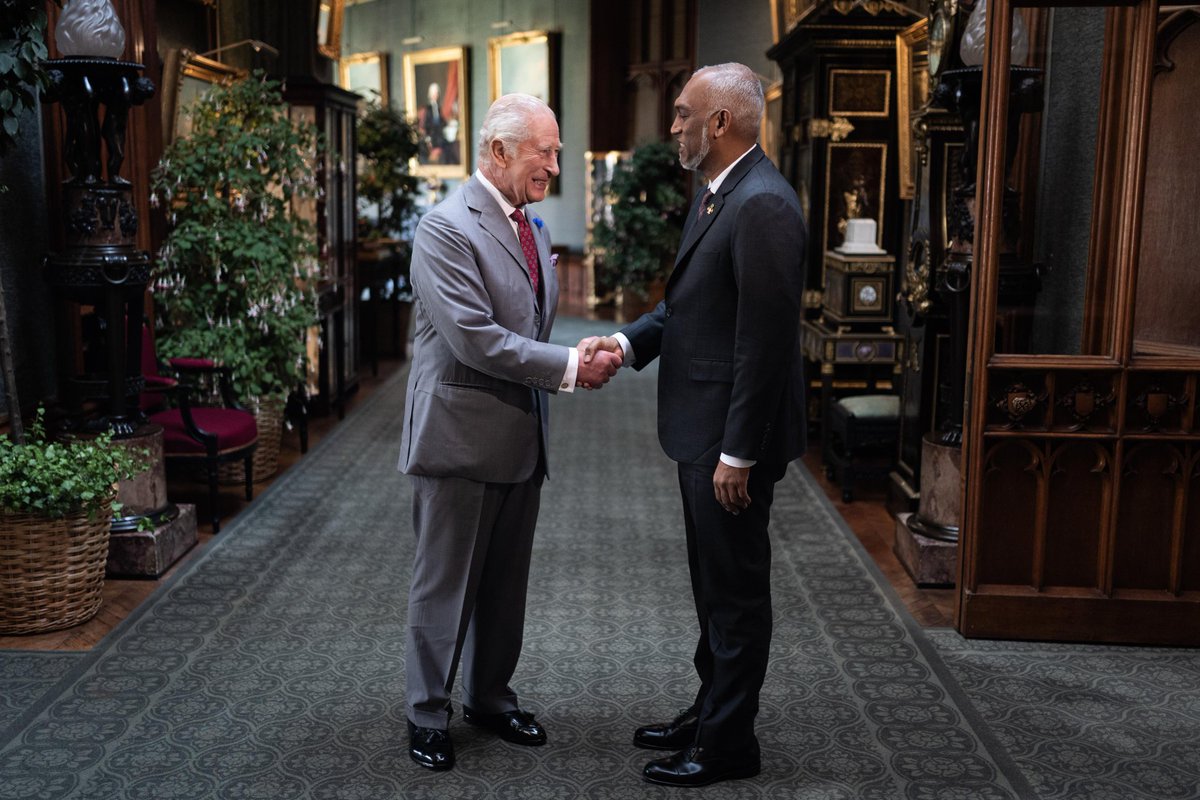 MMuizzu's tweet image. Honoured to have had a private audience with His Majesty King Charles III at Windsor Castle.
The Maldives is fully committed to further strengthen the Maldives–UK partnership—built on six decades of friendship, shared values, and mutual respect. 🇲🇻🇬🇧