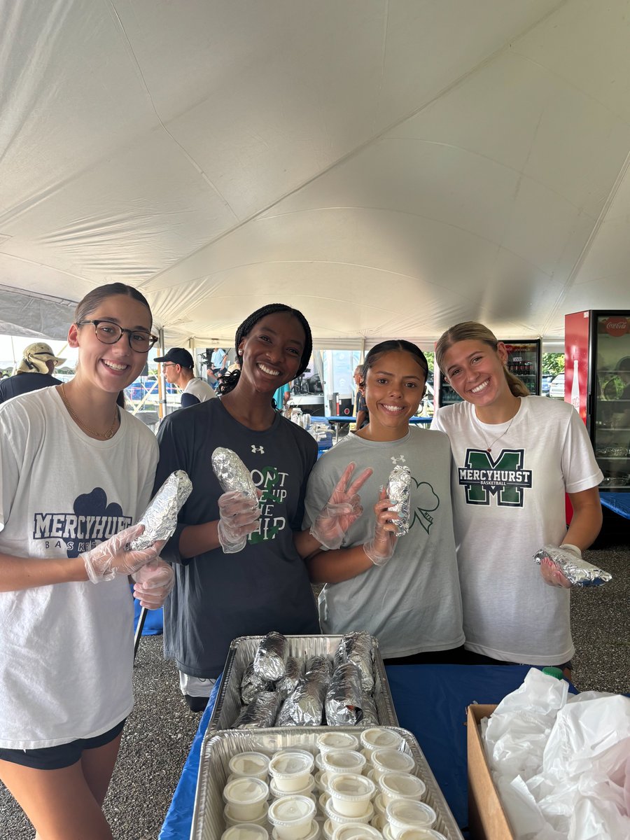 HurstWBB's tweet image. We had a blast volunteering at Erie&apos;s annual Greek Festival last weekend! ☘️🤩🇬🇷

#HurstAthletics I #HurstisHome