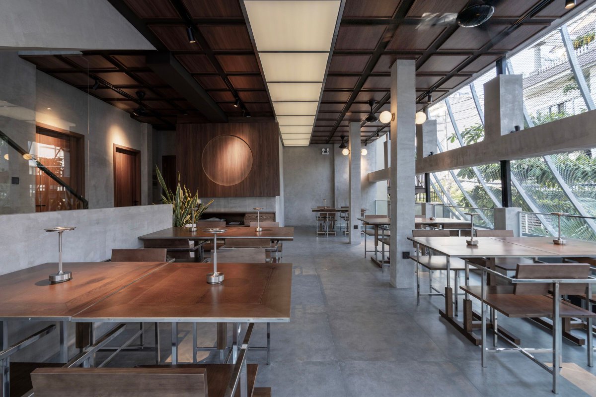 Archello's tweet image. Studio KHOA VU transforms a Saigon villa with a porous metal mesh façade and low-impact methods. erates light, enhances ventilation, and creates a breathable buffer between private space and the tropical city. 
buff.ly/ZWnUnkN 

#LowImpactDesign #MaterialReuse