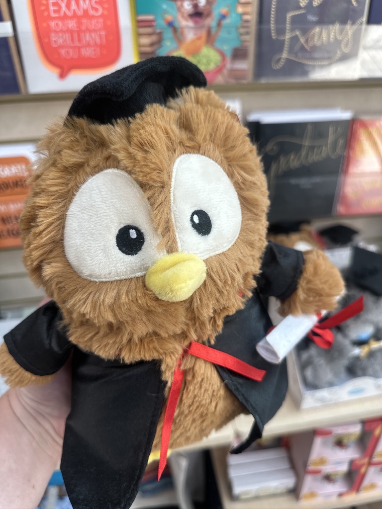 FestivalPlace's tweet image. Caps off to the Class of 2025! 🎓
Graduation season is here, and it’s time to celebrate the hard work, big dreams, and new beginnings! Grab the prefect graduation card and gifts from Clintons.