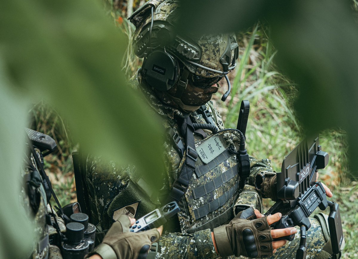 mna_roc's tweet image. 國防部「漢光41號演習」實兵演練,多型新式武器裝備陸續亮相,其中已配發三軍部隊的 #微型無人機 ,可有效執行監偵作業,提升戰場覺知與透明度,亦展現出現代化部隊靈活運用科技裝備的能力。
#HanKuangExercise #drone #Military #ProtectOurCountry #ROC #Taiwan🇹🇼