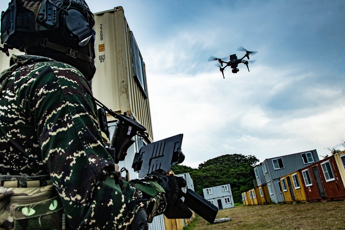 mna_roc's tweet image. 國防部「漢光41號演習」實兵演練,多型新式武器裝備陸續亮相,其中已配發三軍部隊的 #微型無人機 ,可有效執行監偵作業,提升戰場覺知與透明度,亦展現出現代化部隊靈活運用科技裝備的能力。
#HanKuangExercise #drone #Military #ProtectOurCountry #ROC #Taiwan🇹🇼
