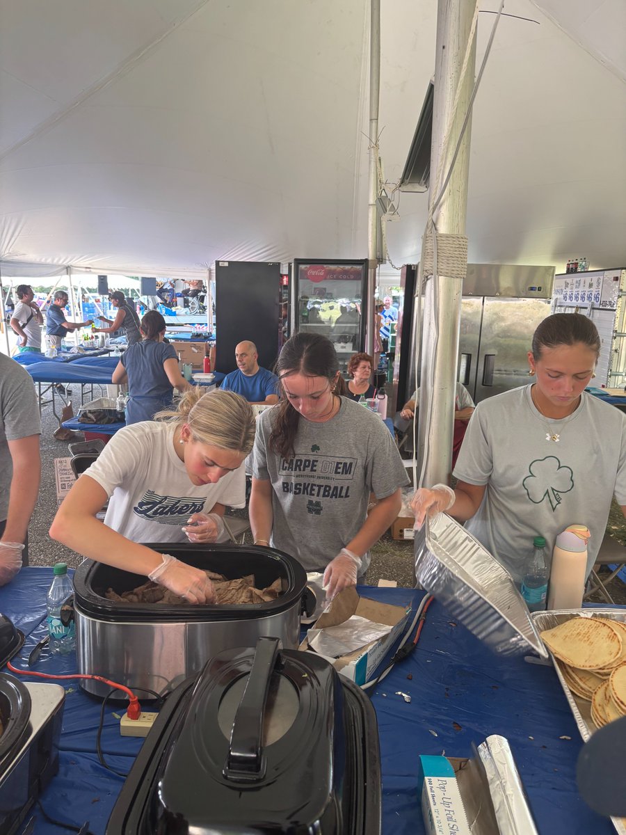 HurstWBB's tweet image. We had a blast volunteering at Erie&apos;s annual Greek Festival last weekend! ☘️🤩🇬🇷

#HurstAthletics I #HurstisHome