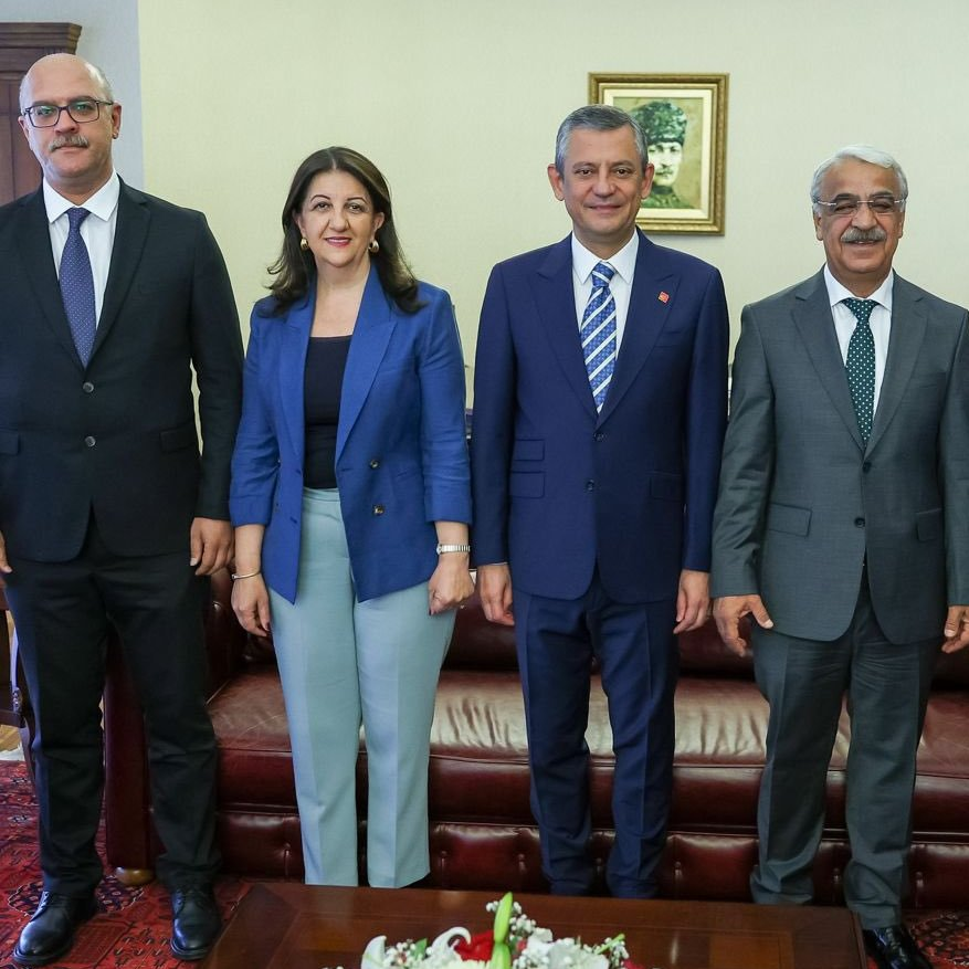pusholder's tweet photo. DEM Partili Pervin Buldan: "Özgür Özel'in barış sürecine bundan sonra da destek sunacağını öğrenmiş olduk." https://t.co/DnIDlzspjh