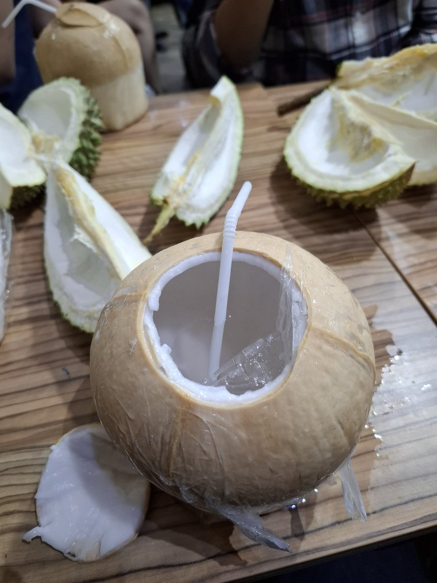 Old tree maoshang wang durian and coconut water to end the meal.