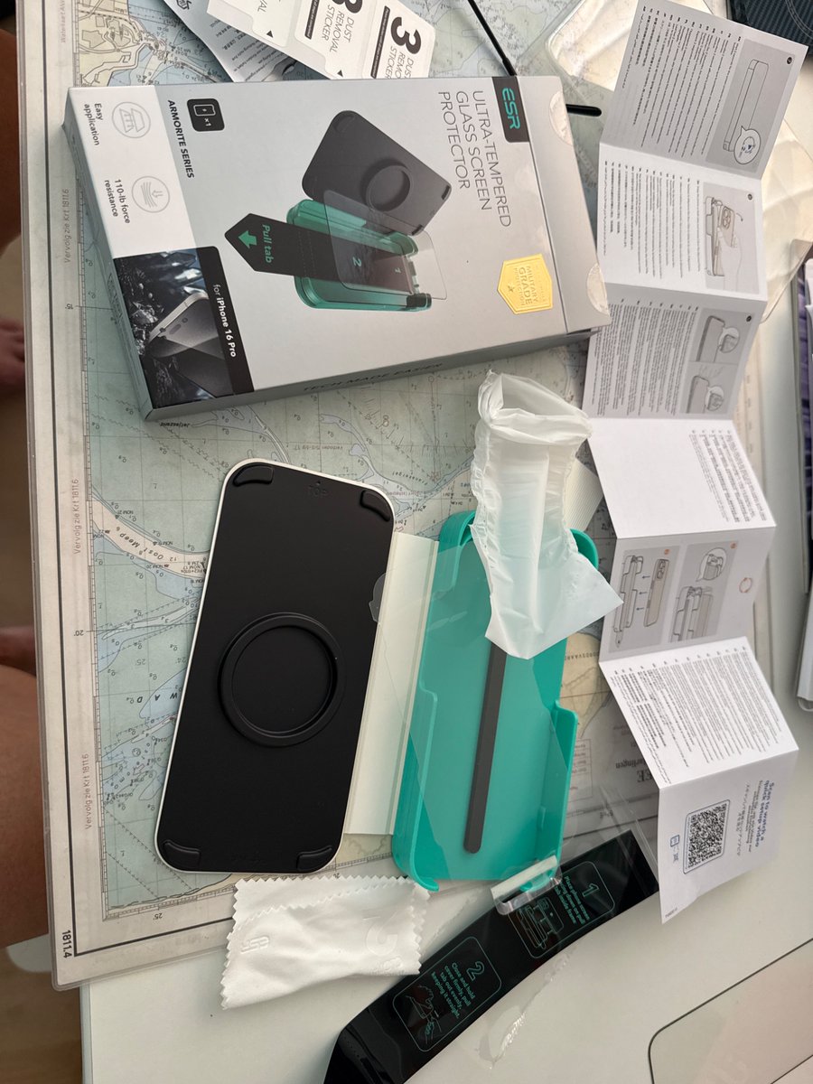 josroling's tweet image. ESR screen protector error #esr #esrtech manual fails mentioned to remove the “condoom” before applying. 
Not happy, failed to apply. No refund available in NL:(