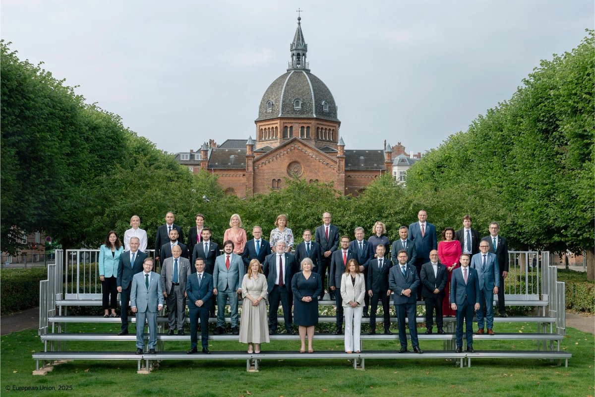 EUScienceInnov's tweet image. 🔴 LIVE now! Follow the press conference of the Informal meeting of Competitiveness Ministers in Copenhagen with @EZaharievaEU & @ChristinaEgelun.
They've tackled research! europa.eu/!bnwkmy
#EU2025DK