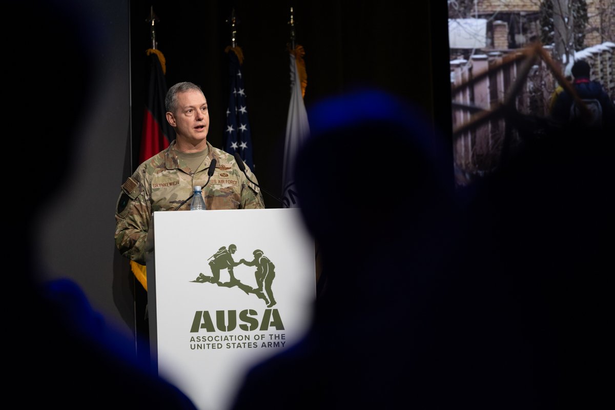 USArmyEURAF's tweet image. 💪 Combat operations drive innovation! At #LANDEURO, Gen. Grynkewich (SACEUR) discussed leveraging emerging tech to achieve strategic effects. "We must keep up with the pace and cycle of innovation." 🚀
Read more 👇 army.mil/article/287133.