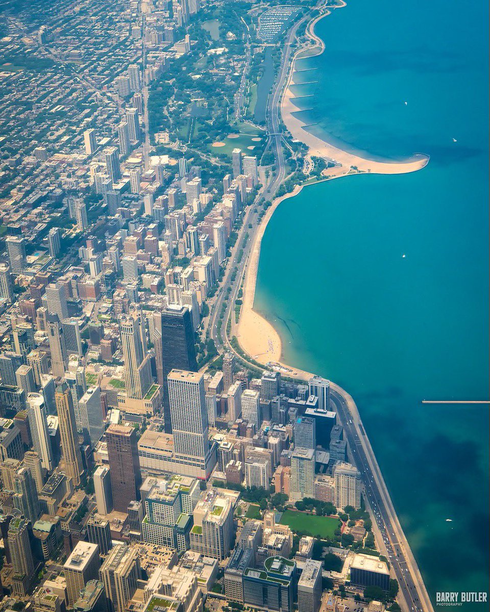 barrybutler9's tweet image. This week above Chicago's Gold Coast, Streeterville, River North and Lincoln Park neighborhoods. #chicago