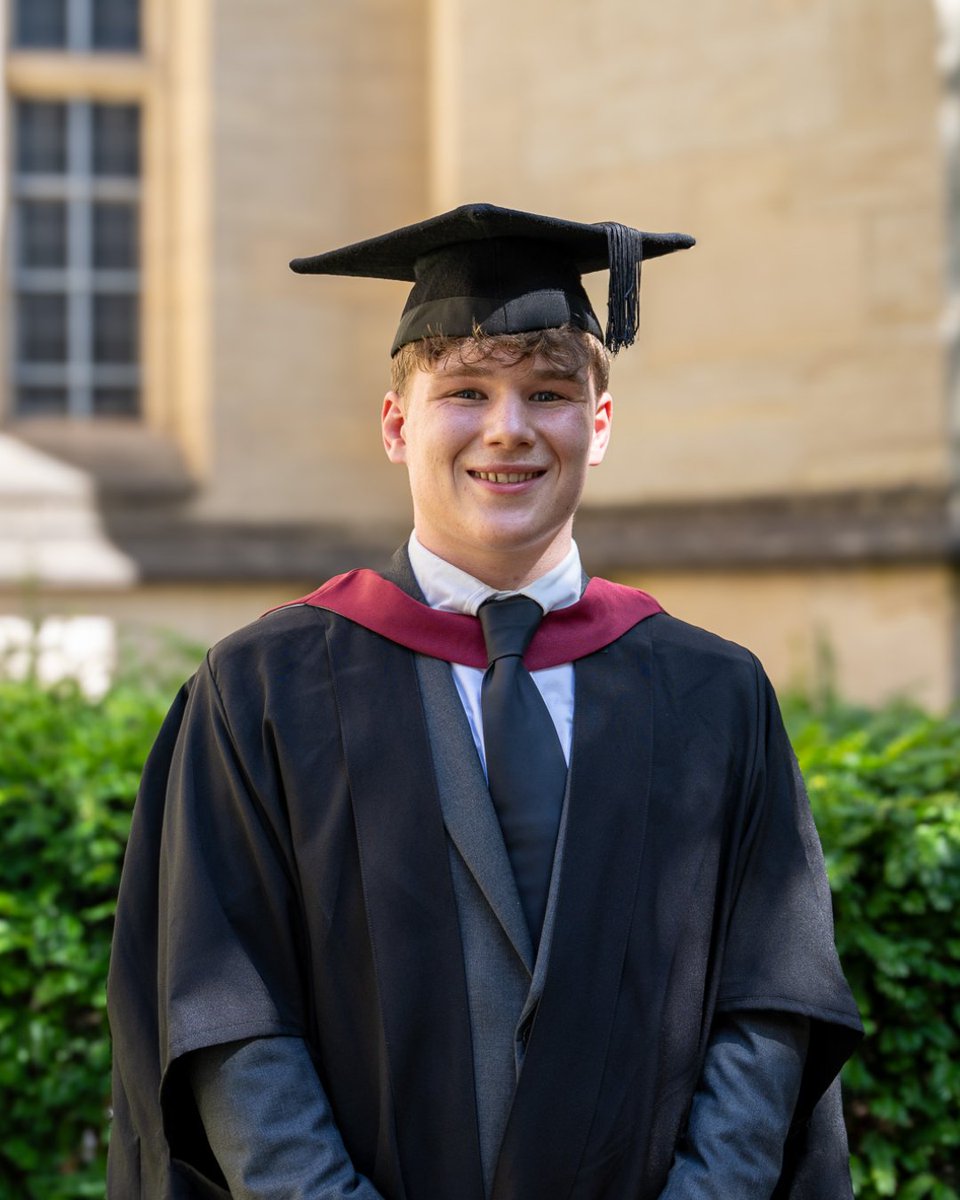 BristolUni's tweet image. In his first year Archie suffered a serious spinal injury threatening his daily life and education.
Despite this he never gave up and has achieved a first-class Biological Sciences master's! 🙌
Archie has been an inspirational student, read more here: brnw.ch/21wUdq9