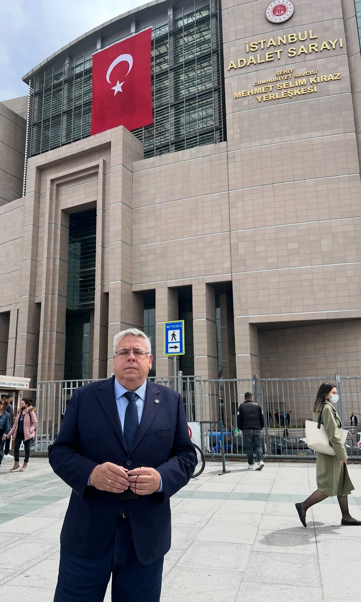 NachoSAmor's tweet image. The repressive machinery in 🇹🇷 goes unabated: yesterday @ekrem_imamoglu got a jail sentence that could also disqualify him for running for Pres. &amp;amp; there are now 17 CHP mayors dismissed.
We all support a &quot;Terörsüz Türkiye&quot; but what&apos;s the point if it is in a &quot;Demokrasisiz Türkiye&quot;?