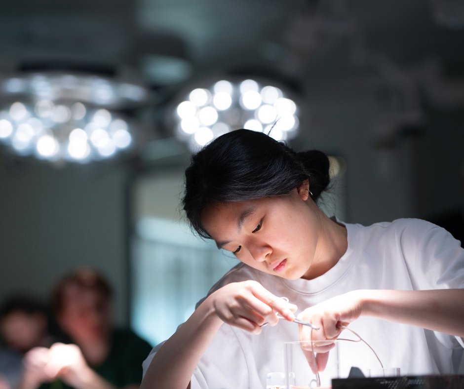 RCSI_Irl's tweet image. 100 surgical trainees took part in the RCSI Surgical Bootcamp, marking the beginning of their careers as surgeons.
As part of this intensive course, trainees practice technical surgical skills such as tying, suturing and closure.
More: rcsi.com/dublin/news-an…