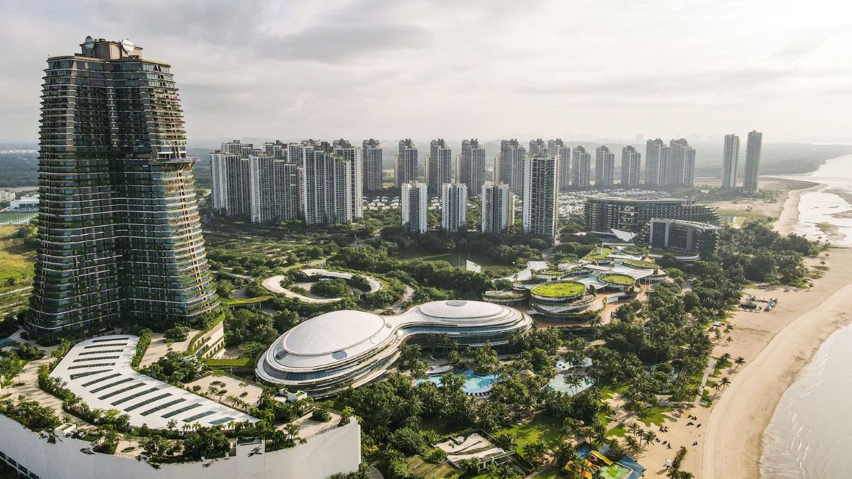 ValKatayev's tweet image. Imagine spending $100 BILLION building a modern city for 700,000 people but it doesn’t sell and sits as a ghost town with population of just 9,000.
That’s Forest City, Malaysia just across a river to Singapore which holds some of the most valuable real estate in the world.