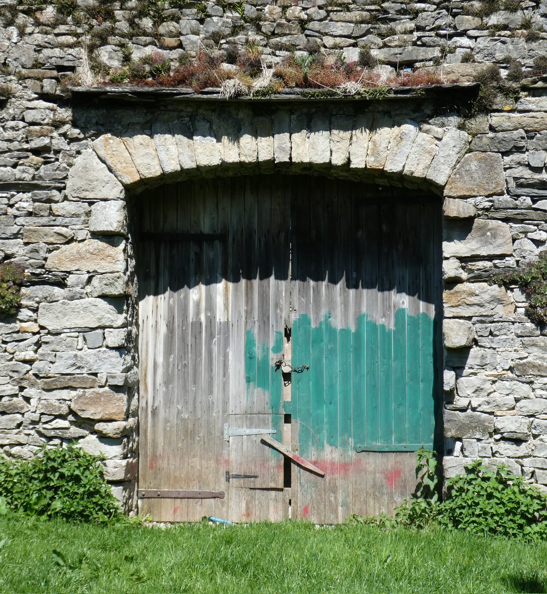 YorksVernacular's tweet image. #AdoorableThursday Barn door at Brackenbottom, Ribblesdale, North Yorkshire.