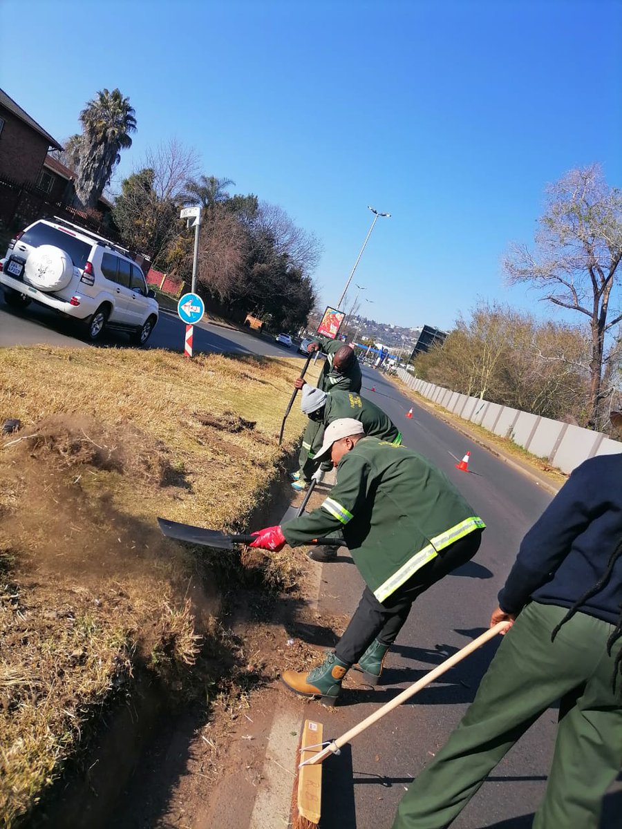 CrumRegionB's tweet image. Team AFSU focused on skoffeling along Republic Road in Windsor East. This is to prevent overgrowth from obstructing the sidewalks and maintain a clean, safe pedestrian environment. @CityofJoburgZA @CRUM_CoJ #HighImpactServiceDelivery #JoburgReimagined