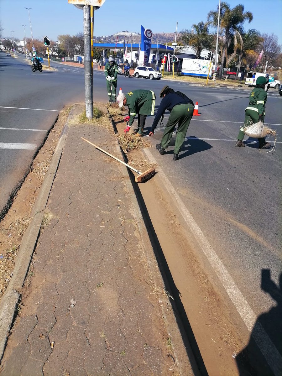 CrumRegionB's tweet image. Team AFSU focused on skoffeling along Republic Road in Windsor East. This is to prevent overgrowth from obstructing the sidewalks and maintain a clean, safe pedestrian environment. @CityofJoburgZA @CRUM_CoJ #HighImpactServiceDelivery #JoburgReimagined