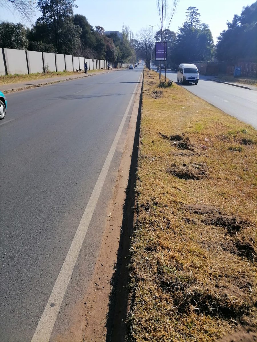 CrumRegionB's tweet image. Team AFSU focused on skoffeling along Republic Road in Windsor East. This is to prevent overgrowth from obstructing the sidewalks and maintain a clean, safe pedestrian environment. @CityofJoburgZA @CRUM_CoJ #HighImpactServiceDelivery #JoburgReimagined
