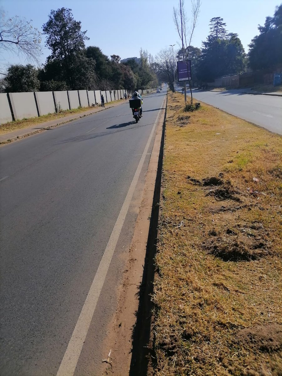 CrumRegionB's tweet image. Team AFSU focused on skoffeling along Republic Road in Windsor East. This is to prevent overgrowth from obstructing the sidewalks and maintain a clean, safe pedestrian environment. @CityofJoburgZA @CRUM_CoJ #HighImpactServiceDelivery #JoburgReimagined
