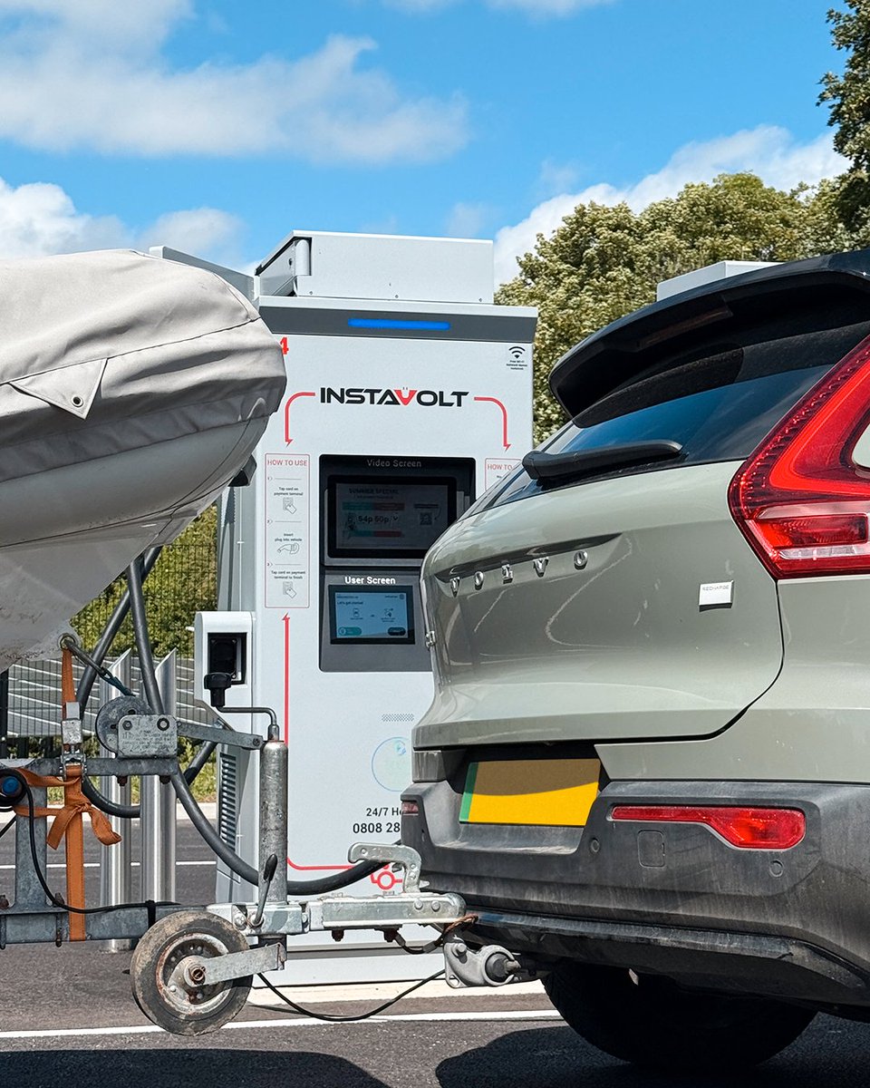InstaVoltUK's tweet image. Who says EV’s can’t tow anything?
Derek & Julie stopped at the InstaVolt Winchester Superhub en route from Birmingham to the Isle of Wight - charging their EV and towing a boat ⚡⚓
Being EV drivers since 2015, they love the convenience of ultra-rapid charging, combined with…