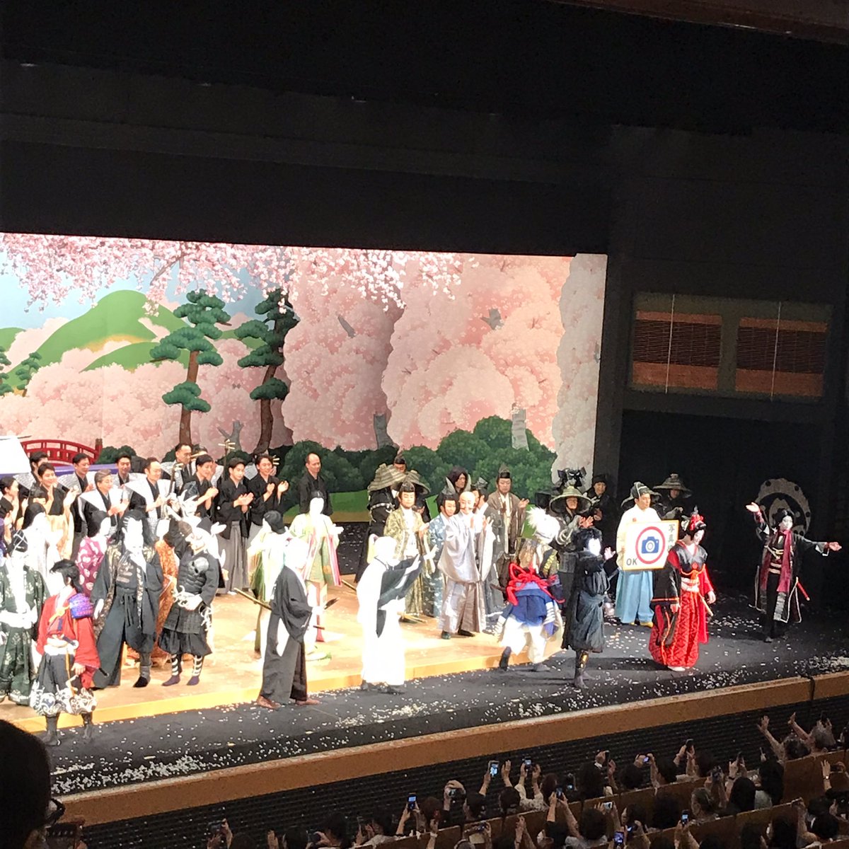 owamaruu's tweet image. 刀剣乱舞の歌舞伎観てきた〜2階左横の席だったから花道は見えなかったけど、それでも面白かったしグッときた…すごくきれいに歌舞伎に落とし込んでて違和感なかったなぁ