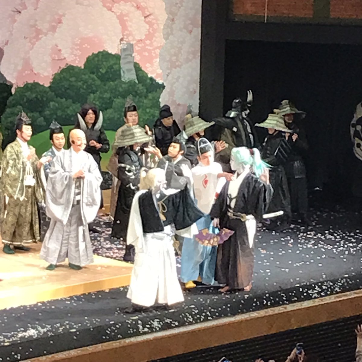 owamaruu's tweet image. 刀剣乱舞の歌舞伎観てきた〜2階左横の席だったから花道は見えなかったけど、それでも面白かったしグッときた…すごくきれいに歌舞伎に落とし込んでて違和感なかったなぁ