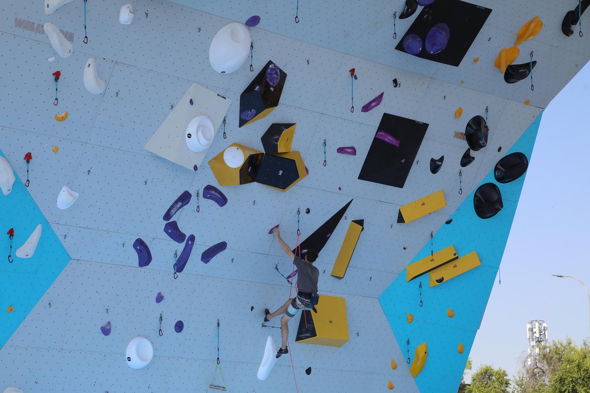 Alcobendas_ayto's tweet photo. 🧗‍♀️ ¡Comienza la IFSC Climbing World Cup Comunidad De Madrid 2025 en Alcobendas!
170 escaladores de élite de 36 nacionalidades Los deportistas olímpicos y vecinos Ana Arnau y
@jesustortosac
han probado ya muro boulder ¿Te atreves? Viernes: clasificatorias Sábado: ¡Gran final! 📷🏆 https://t.co/5FeFA1bdTG