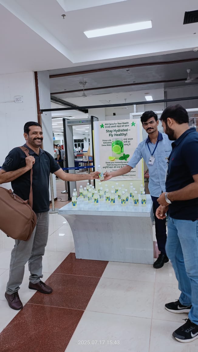 🌿 स्वास्थ्य ही समृद्धि है!
आज भुज एयरपोर्ट पर यात्रियों को Detox Water सर्व किया गया — एक हेल्दी इनिशिएटिव, बेहतर यात्रा अनुभव के लिए।
सभी यात्रियों ने हमारे पैक्ड बोतल वाले डिटॉक्स वॉटर को खूब सराहा।
स्वस्थ भारत की ओर एक और कदम... ✈️💚
<a href="/AAI_Official/">Airports Authority of India</a> 
<a href="/aairedwr/">Regional Executive Director WR</a>