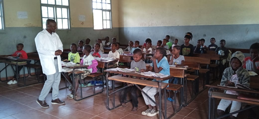UNICEF_Moz's tweet image. For António, a teacher from Sofala, an unexpected experience transformed his perspective on inclusion of children with disabilities. Thanks to training supported by @UNICEFinJapan, António is making sure every child feels valued and included. Read more: unicef.link/4lUH82H