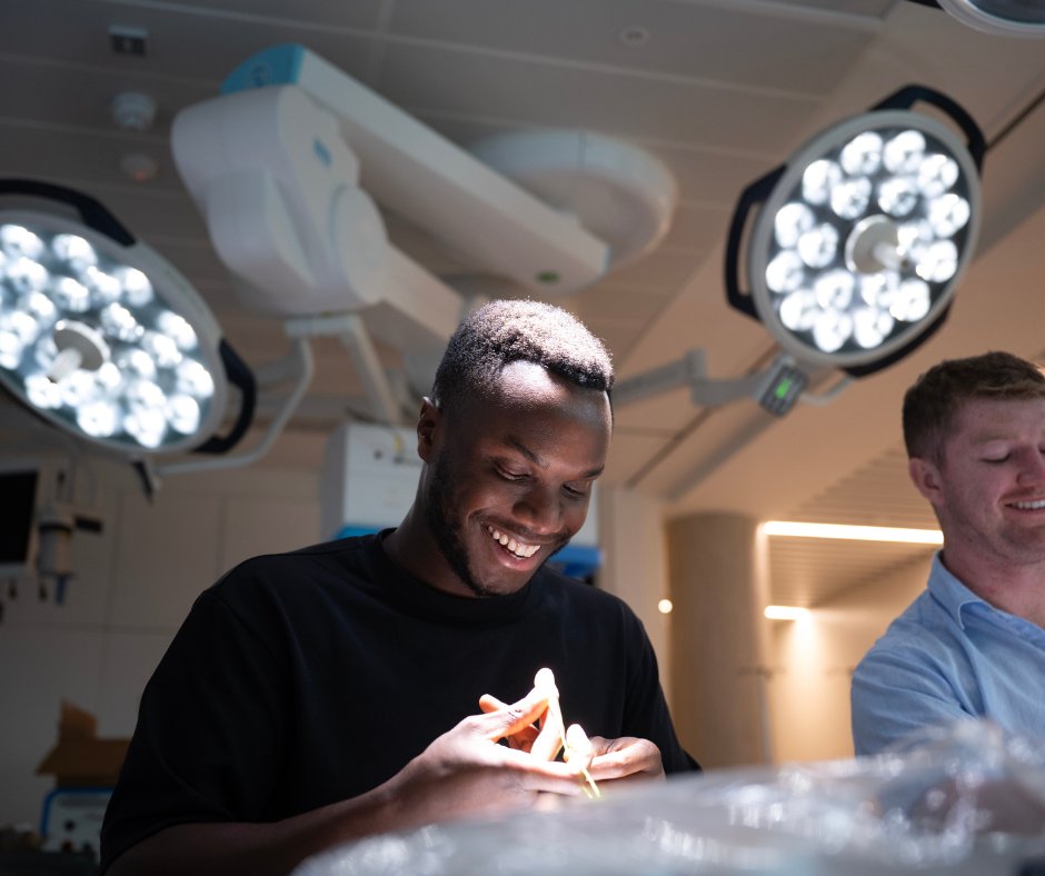 RCSI_Irl's tweet image. 100 surgical trainees took part in the RCSI Surgical Bootcamp, marking the beginning of their careers as surgeons.
As part of this intensive course, trainees practice technical surgical skills such as tying, suturing and closure.
More: rcsi.com/dublin/news-an…