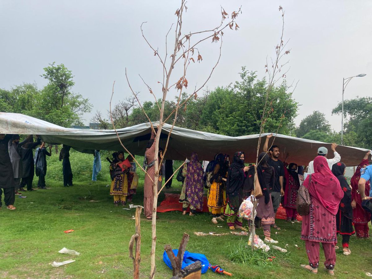 بارش میں بھیگتی بزرگ مائیں، بہنیں اور معصوم بچیاں کھلے آسمان تلے صرف اپنے آئینی و قانونی حق کی مانگ کر رہی ہیں مگر اسلام آباد پولیس اور انتظامیہ کی جانب سے ٹینٹ لگانے کی اجازت تک نہیں۔
کیا آئین اور جمہوریت صرف طاقتور کے لیے ہیں؟ کیا کمزور کی صدا ہمیشہ بارش میں بہا دیا جائے گا۔