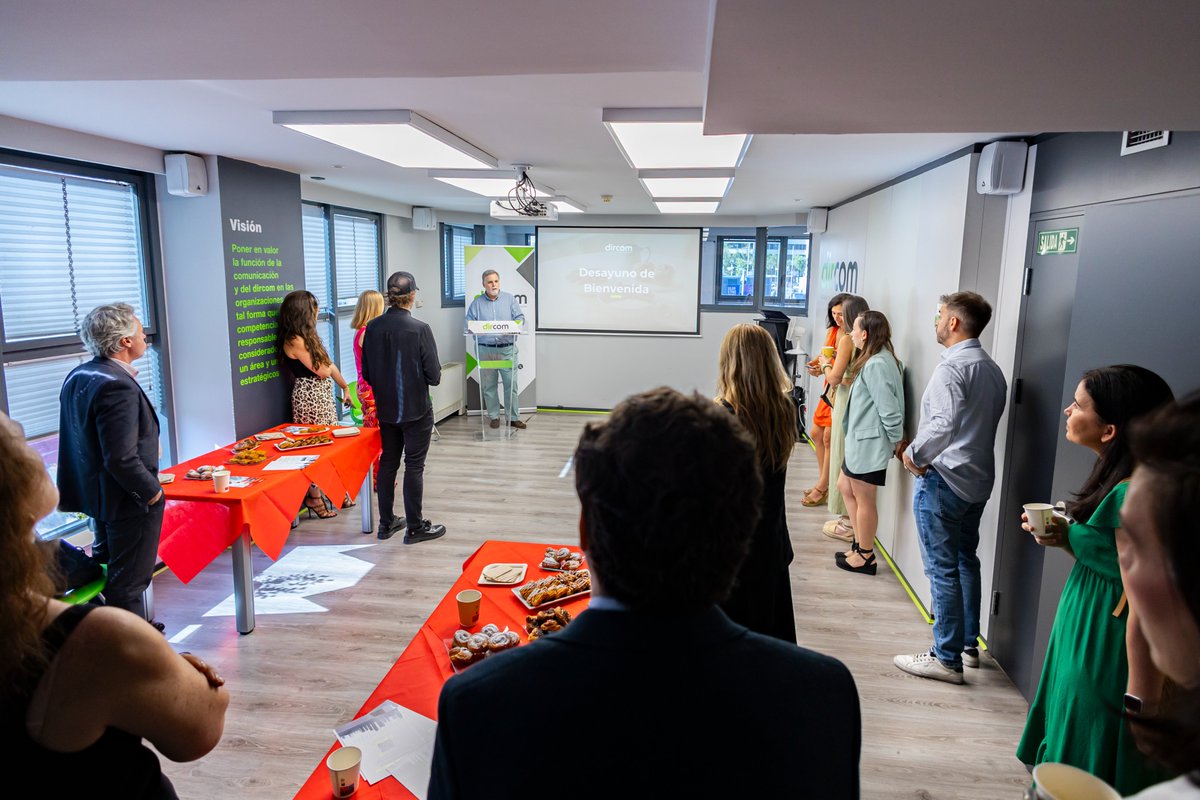DircomSpain's tweet image. Esta mañana, en Dircom hemos dado la bienvenida a nuevos socios con un desayuno de verano en nuestra sede.
🗣️ “Vuestra incorporación refuerza nuestra misión y demuestra que creéis en el valor estratégico de la comunicación”, afirmó @mlopezquesada .
dircom.org/2025/07/17/dir…