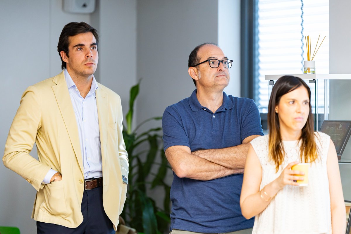 DircomSpain's tweet image. Esta mañana, en Dircom hemos dado la bienvenida a nuevos socios con un desayuno de verano en nuestra sede.
🗣️ “Vuestra incorporación refuerza nuestra misión y demuestra que creéis en el valor estratégico de la comunicación”, afirmó @mlopezquesada .
dircom.org/2025/07/17/dir…