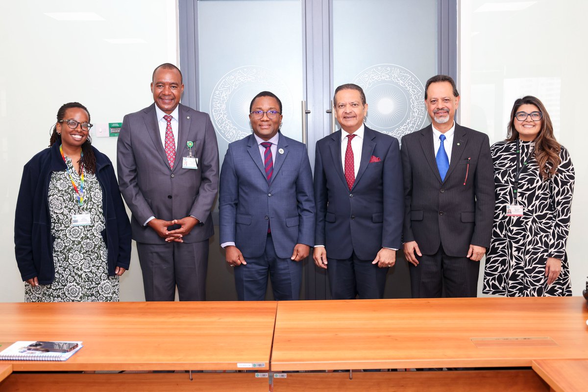 We were honoured to host Ambassador Noel E. Kaganda, Director of Multilateral Cooperation for the Tanzanian Government, at the Aga Khan University (AKU) in Nairobi. He was accompanied by Ambassador Amin Mawji, Diplomatic Representative of the Aga Khan Development Network (AKDN)