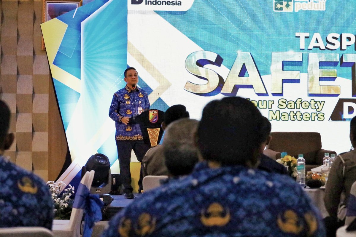 pkl_diskominfo's tweet photo. Pemkot dan PT Taspen Serahkan Bantuan CSR Bedah Rumah bagi 6 ASN Golongan Rendah Pemerintah  melalui program 
Taspen Safety Day "Your Safety Matters Tahun 2025", yang digelar di Ruang Jlamprang Setda Kota Pekalongan, Kamis (17/7/2025). https://t.co/YTvWLHKGF1