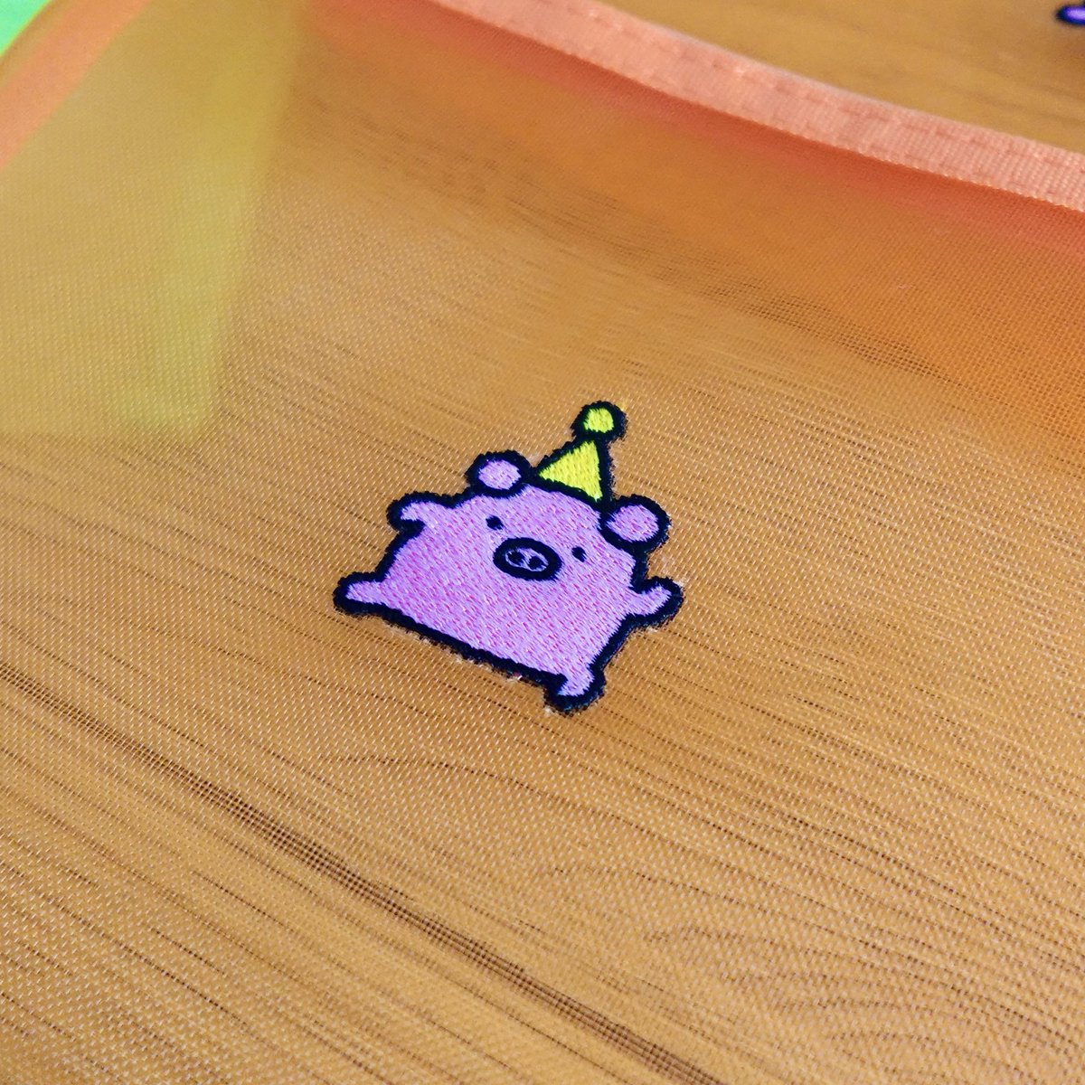 h_potch's tweet image. ✏︎グッズ紹介🆕 🪅
メッシュポーチ〈2種〉
小さく刺繍されたぶっこの絵柄が可愛い🐷
幅21.5×高さ16cmのたっぷりサイズでA6ノートや毎日使う小物の持ち歩きにぴったりです✨
🍊オレンジ|「陽気な踊り」
🍋🟩ライムグリーン|「ちら」
@hmj_fes #ぶたの子ぶっこ