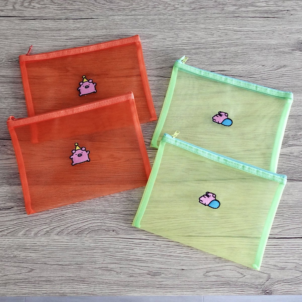 h_potch's tweet image. ✏︎グッズ紹介🆕 🪅
メッシュポーチ〈2種〉
小さく刺繍されたぶっこの絵柄が可愛い🐷
幅21.5×高さ16cmのたっぷりサイズでA6ノートや毎日使う小物の持ち歩きにぴったりです✨
🍊オレンジ|「陽気な踊り」
🍋🟩ライムグリーン|「ちら」
@hmj_fes #ぶたの子ぶっこ