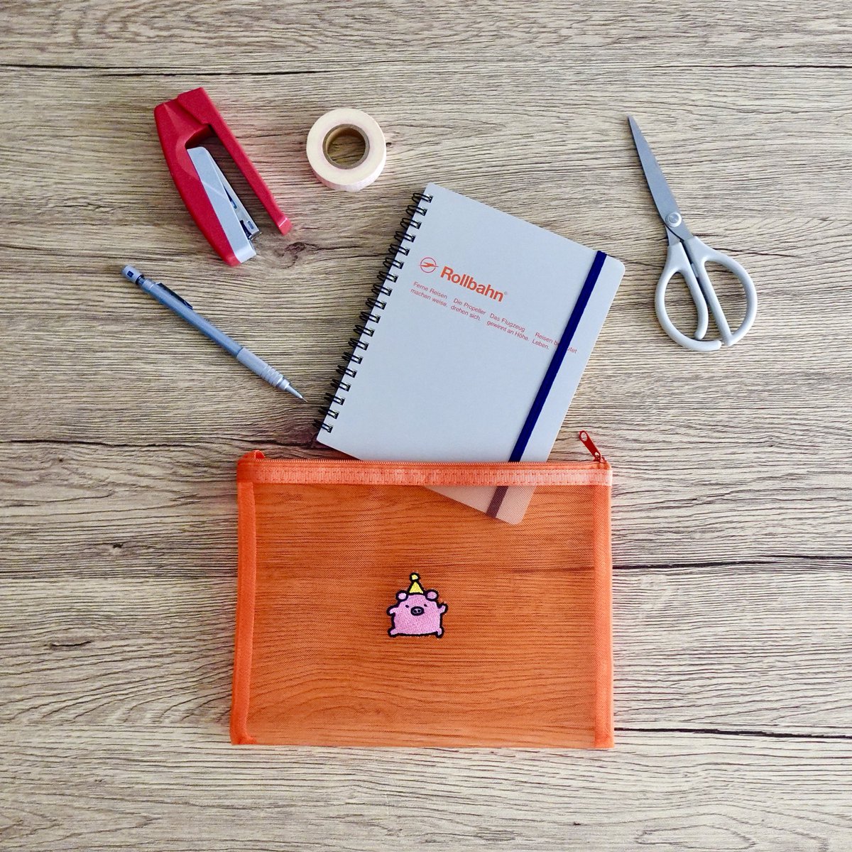 h_potch's tweet image. ✏︎グッズ紹介🆕 🪅
メッシュポーチ〈2種〉
小さく刺繍されたぶっこの絵柄が可愛い🐷
幅21.5×高さ16cmのたっぷりサイズでA6ノートや毎日使う小物の持ち歩きにぴったりです✨
🍊オレンジ|「陽気な踊り」
🍋🟩ライムグリーン|「ちら」
@hmj_fes #ぶたの子ぶっこ