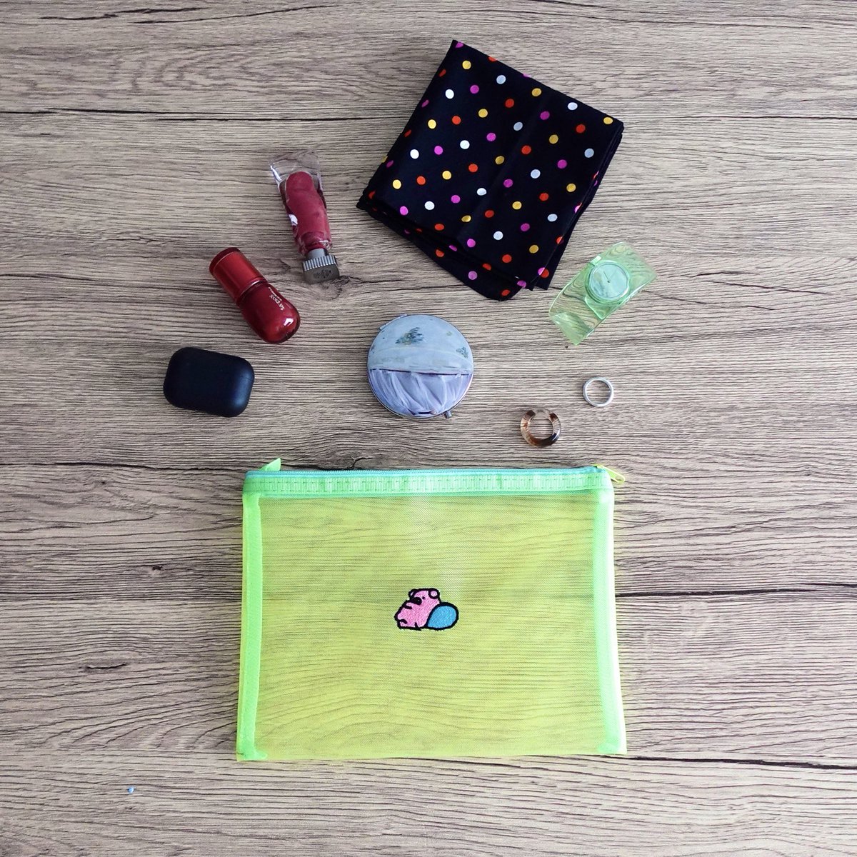 h_potch's tweet image. ✏︎グッズ紹介🆕 🪅
メッシュポーチ〈2種〉
小さく刺繍されたぶっこの絵柄が可愛い🐷
幅21.5×高さ16cmのたっぷりサイズでA6ノートや毎日使う小物の持ち歩きにぴったりです✨
🍊オレンジ|「陽気な踊り」
🍋🟩ライムグリーン|「ちら」
@hmj_fes #ぶたの子ぶっこ