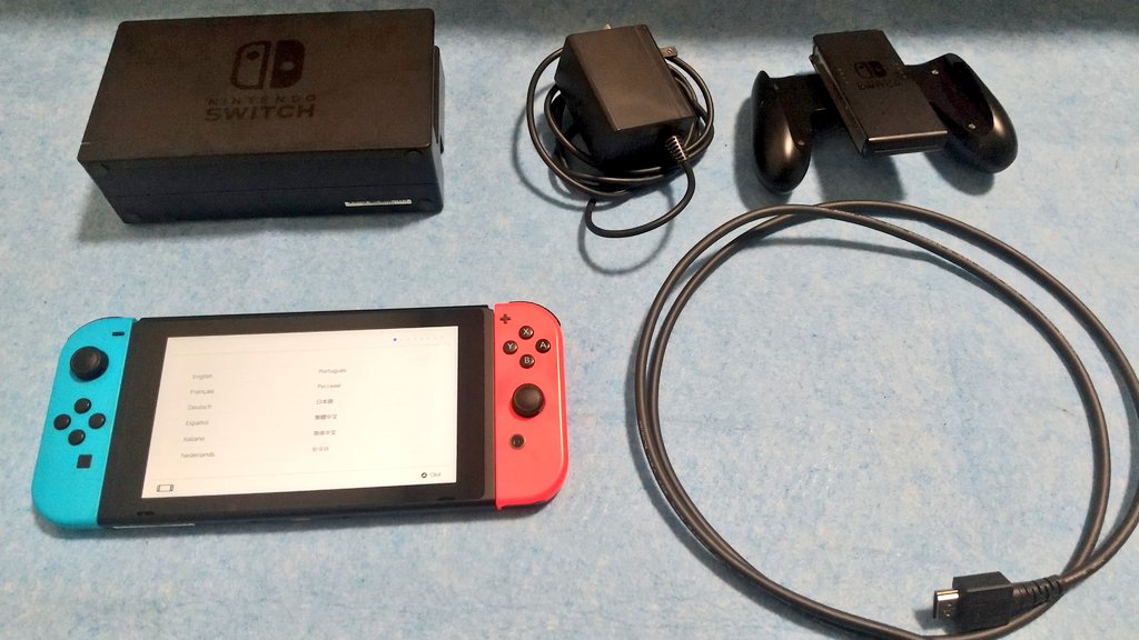 sage_2dx's tweet image. 高円寺まで取りに来られる方限定で10000円でNintendo Switch本体とソフト引き取ってくれる方いませんか？
ジョイコンの左スティックが壊れててたまに誤作動します。
フォロー外でも歓迎。