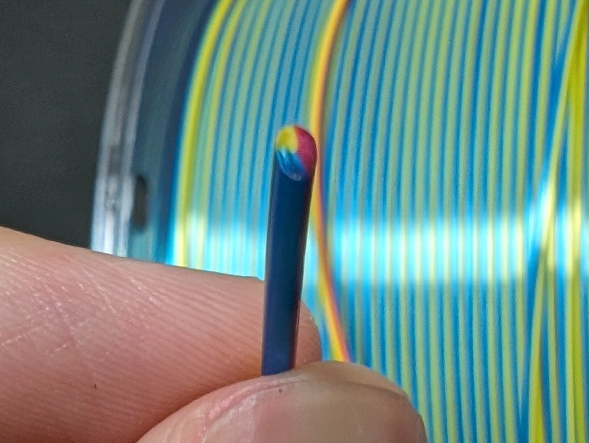 3色混ぜてあるフィラメントを買った