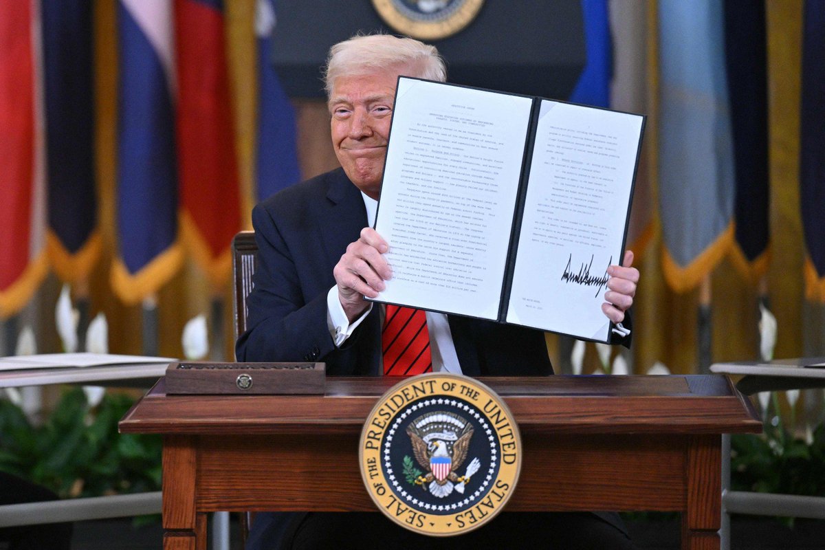 Whistle020's tweet image. 🚨 Trump is moving to dismantle the U.S. Department of Education after a green light from the Supreme Court.

Critics warn the move could gut student aid, weaken civil rights protections, and leave millions at risk.

📚 What’s really at stake: 👇
newsgd.com/node_59b956aa5…