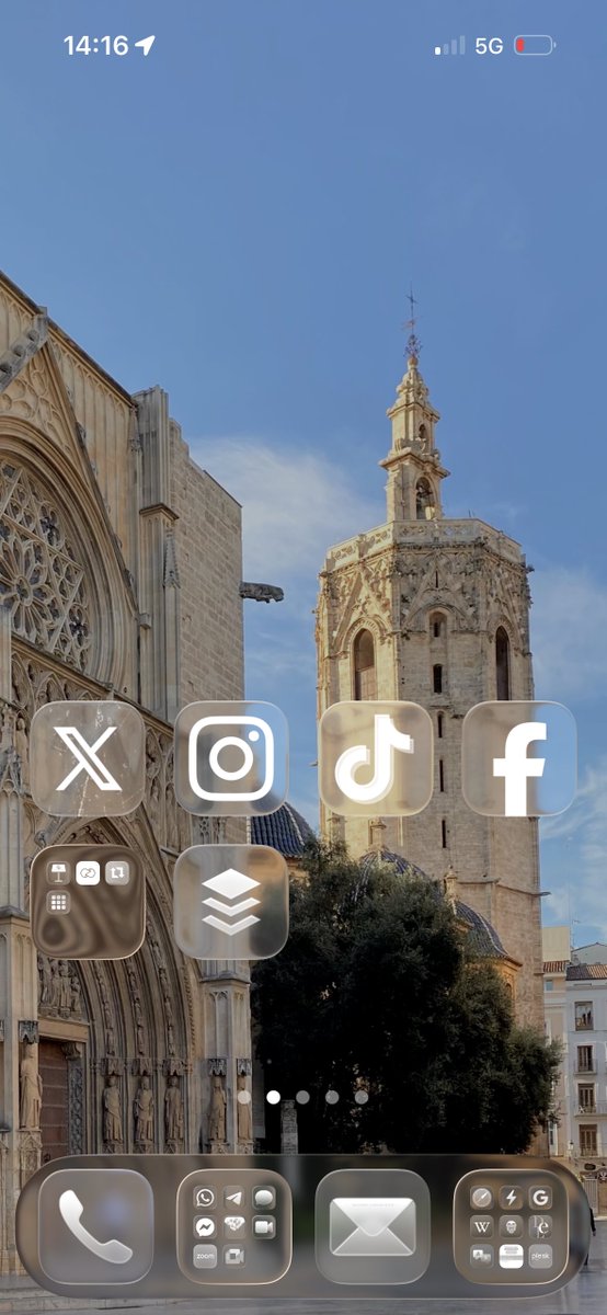 No es que yo quiera fardar de pantalla de bloqueo y foto de fondo, pero… 😍 #Valencia #iOS26