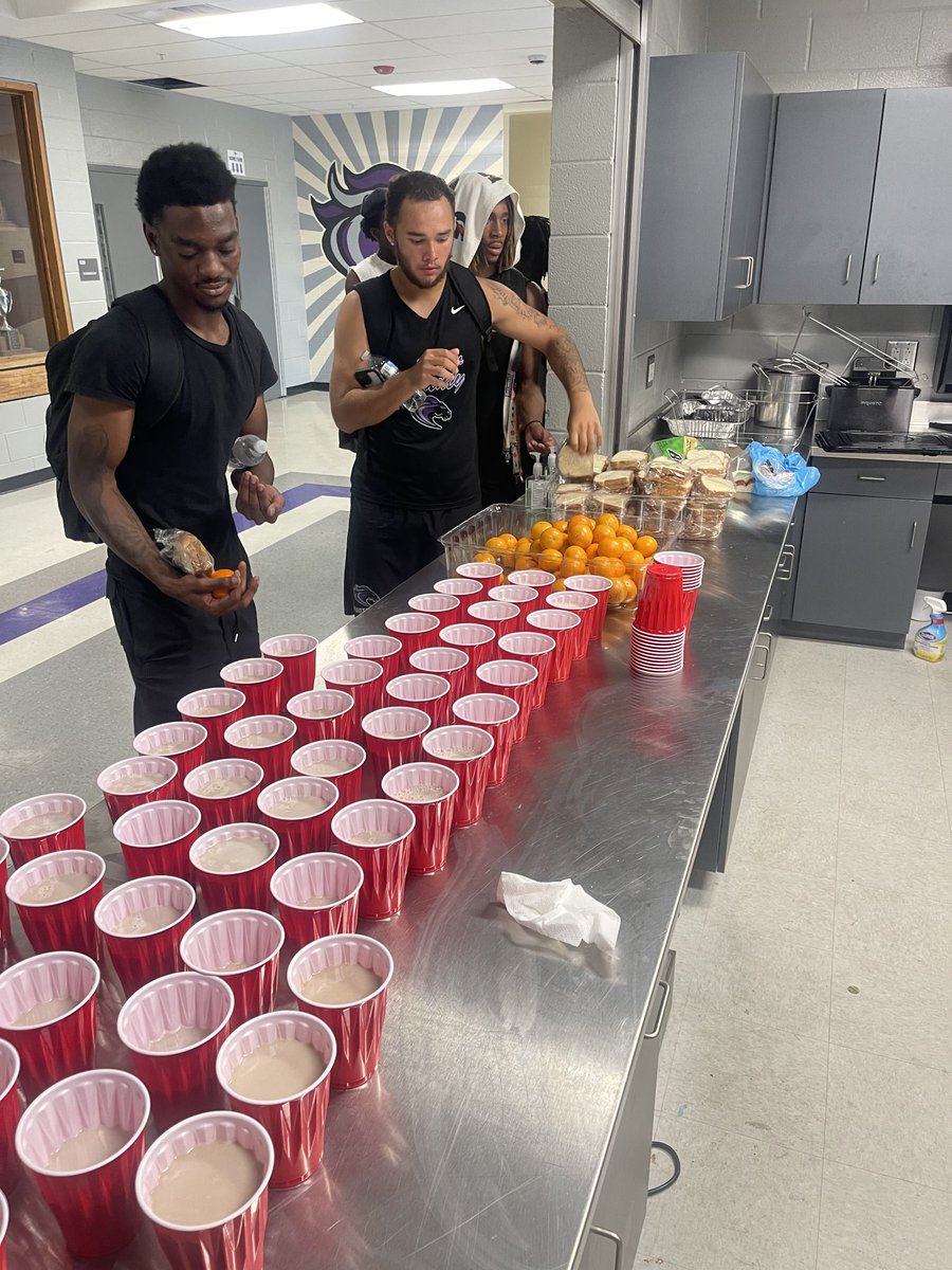 RidgeViewF_Ball's tweet image. At #ViewCounty, we don’t just build athletes — we build FAMILY.
After a hard grind on the field, our Blazers refuel with sandwiches and chocolate milk 🥪🥛
Because taking care of our kids goes beyond the scoreboard.
Tired. Sweaty. Smiling. FED. That’s the Blazer way. 💪🏾🔥…