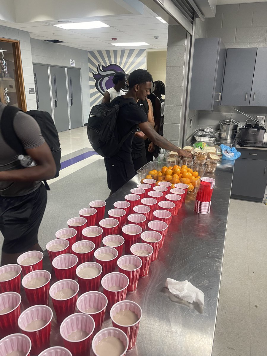 RidgeViewF_Ball's tweet image. At #ViewCounty, we don’t just build athletes — we build FAMILY.
After a hard grind on the field, our Blazers refuel with sandwiches and chocolate milk 🥪🥛
Because taking care of our kids goes beyond the scoreboard.
Tired. Sweaty. Smiling. FED. That’s the Blazer way. 💪🏾🔥…