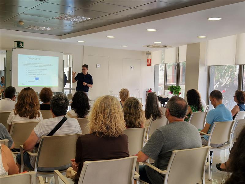 FCLP_Fundacio's tweet image. Avui hem rebut a l&apos;espai de la @FCLP_Fundacio , ubicat al barri de Sants, el Dr. @Alladopl i el Dr.Balasa, neuròlegs de la @Alz_ClinicBCN  🧠
Han explicat als familiars del nostre Programa de Reforç de la Memòria: què són les demències, com es diagnostiquen, quins tractaments hi…
