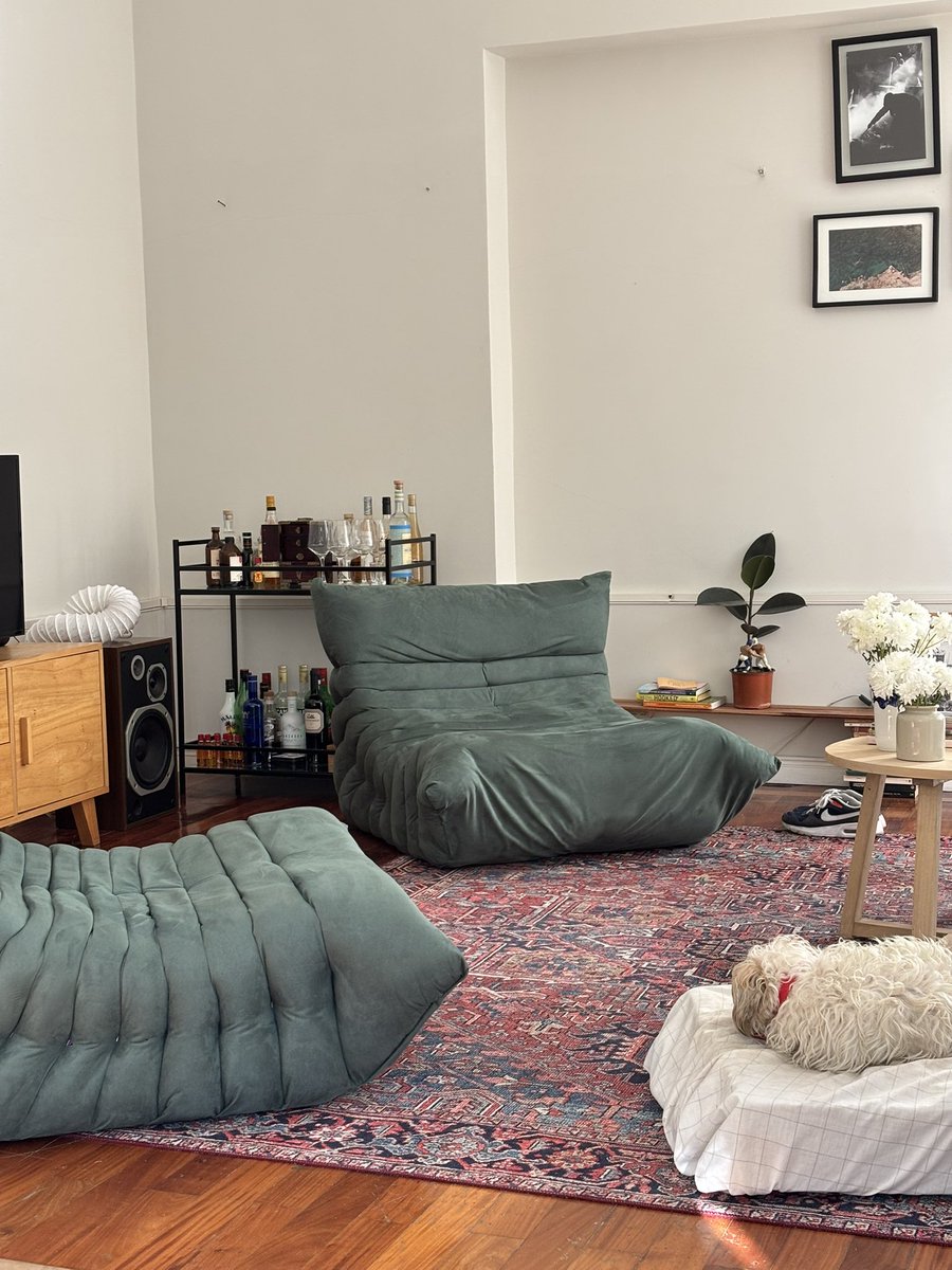 A favor.

(Los cuadros llegan esta semana)