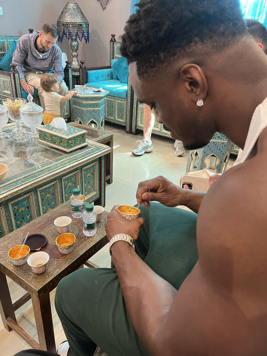 Bmstvofficiel's tweet image. On est invités par une famille saoudienne

Joël a mangé tous les gâteaux