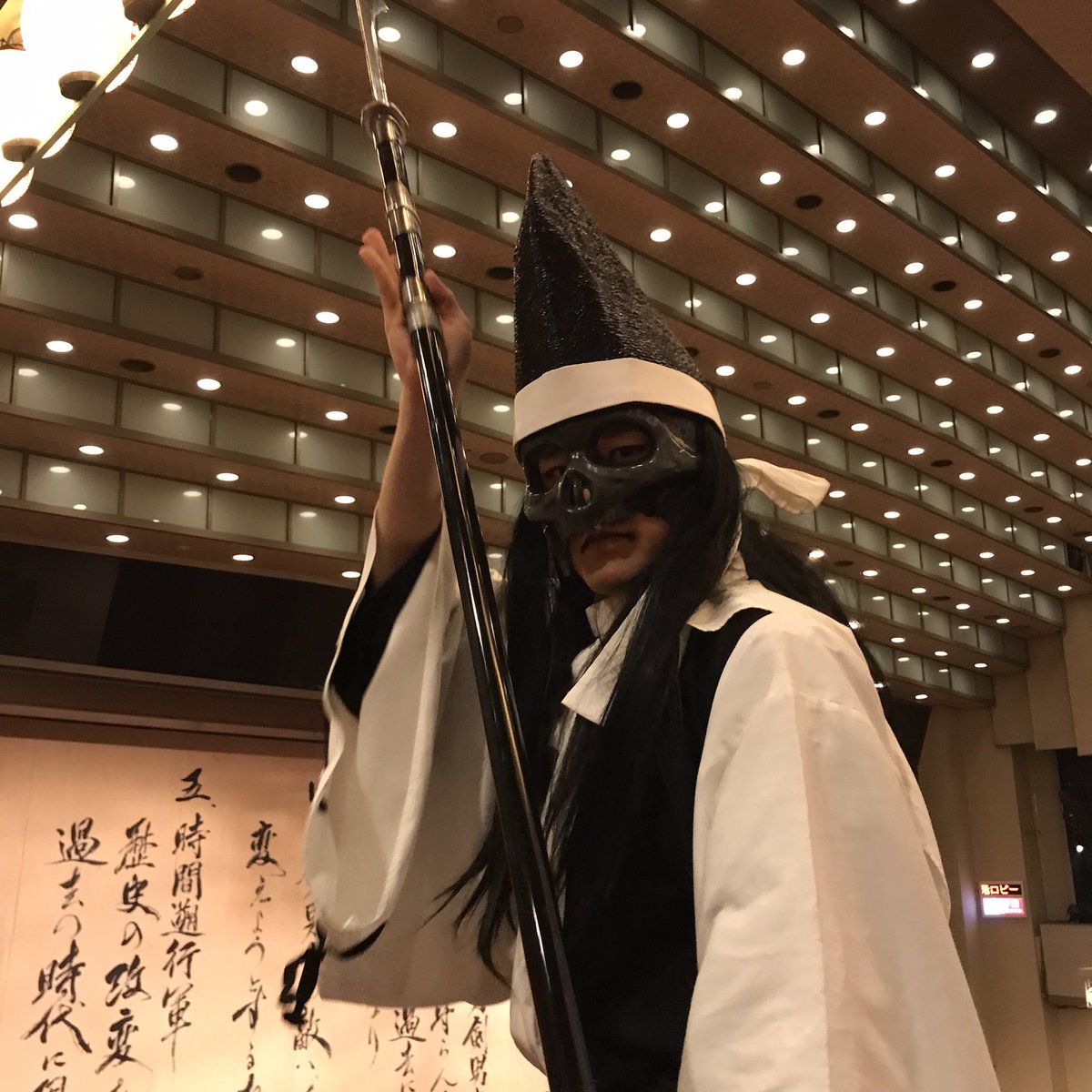 owamaruu's tweet image. 花道は見えなかったけど階段横&ドアの近くだったからか開演前に時間遡行軍が沢山来てくれて嬉しかった😊襲いかかるふりをして写真撮るまで待っててくれる 優しい